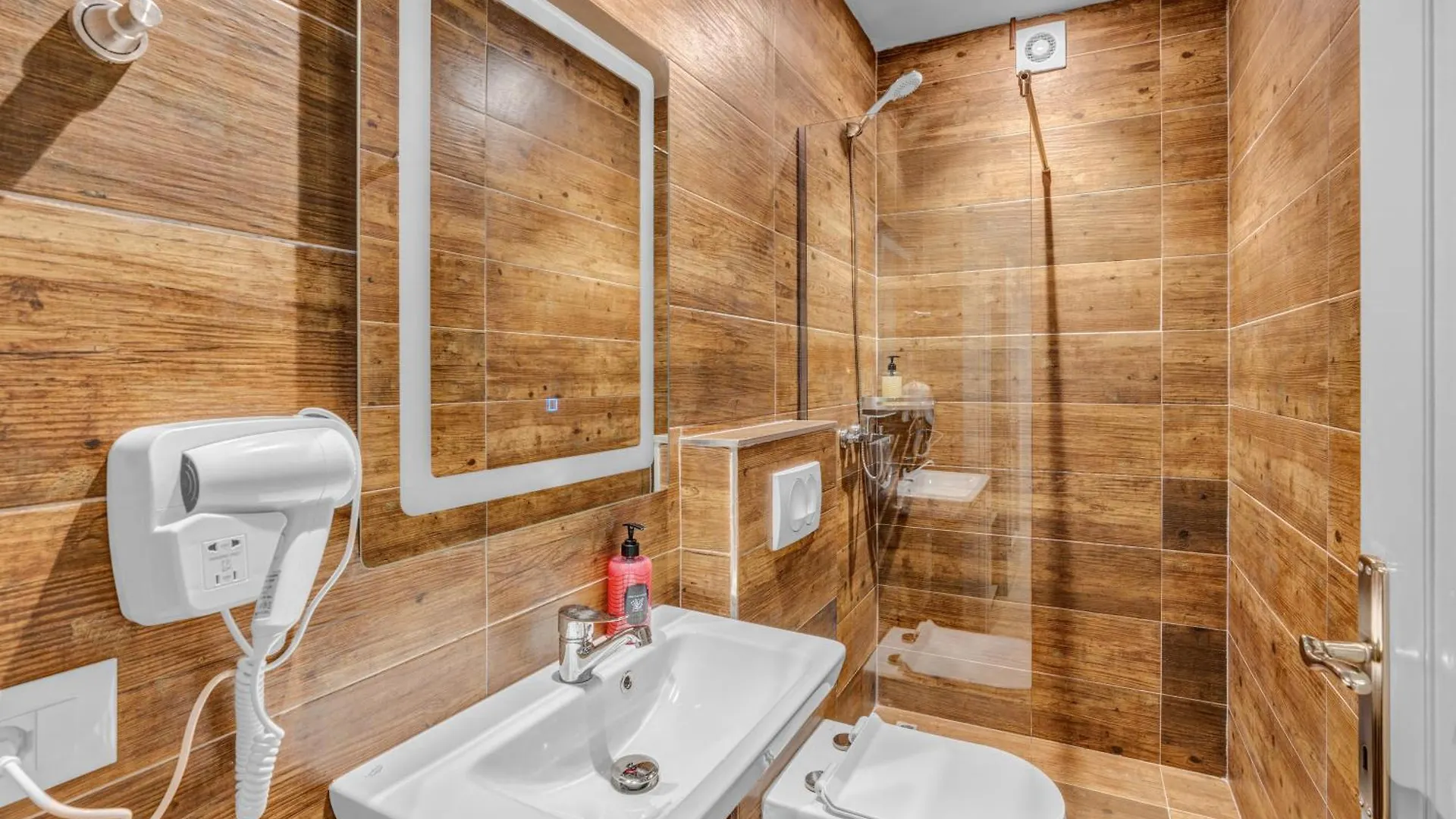 Hotel Villa Zoi A Stay To Remember I Located Inside The Castle Of Elbasan, On A Historic Roman Road Via Egnatia I Homemade Breakfast Albania